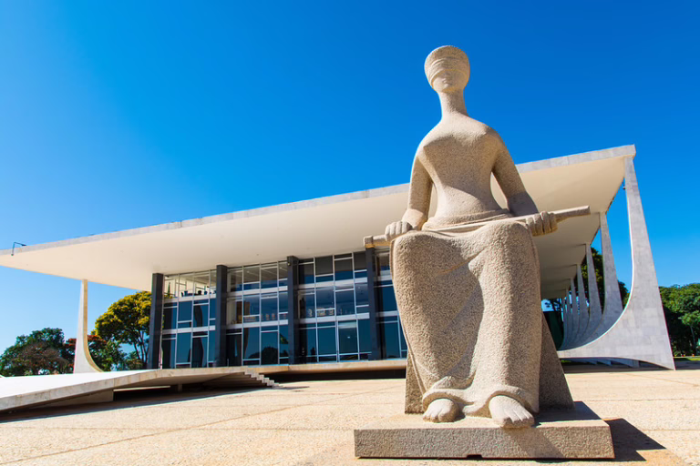 Fachada-com-estatua